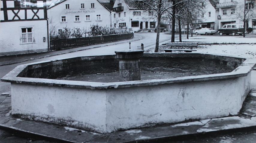 1977 war das Becken des alten Brunnens schon in einem schlechten Zustand.