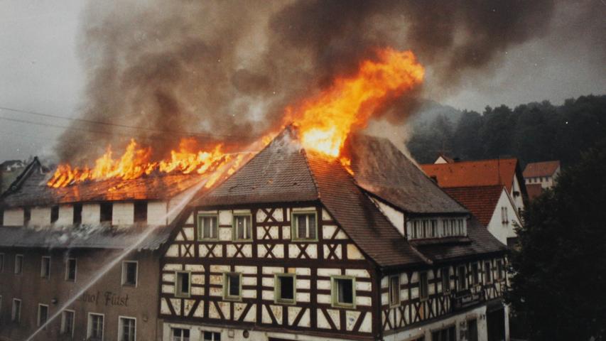 1987 brennt es im zwischenzeitlich verlassenen Gasthof Fürst, das Feuer richtet schwere Schäden an. Doch es ist auch ein Neubeginn, später übernimmt die Familie Harrer und macht daraus den "Heiligenstädter Hof".