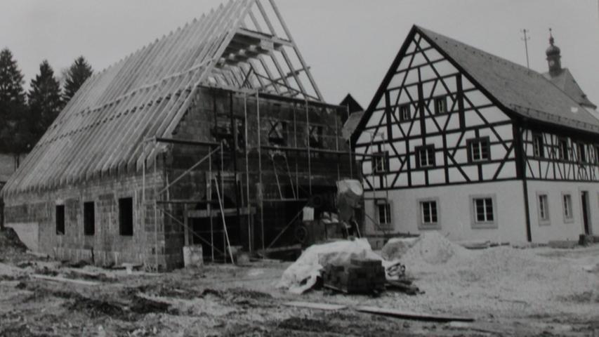 Das Oertelshaus ist bereits renoviert, die Scheune wird neu gebaut. Sie war zu sehr verfallen und musste abgerissen werden.