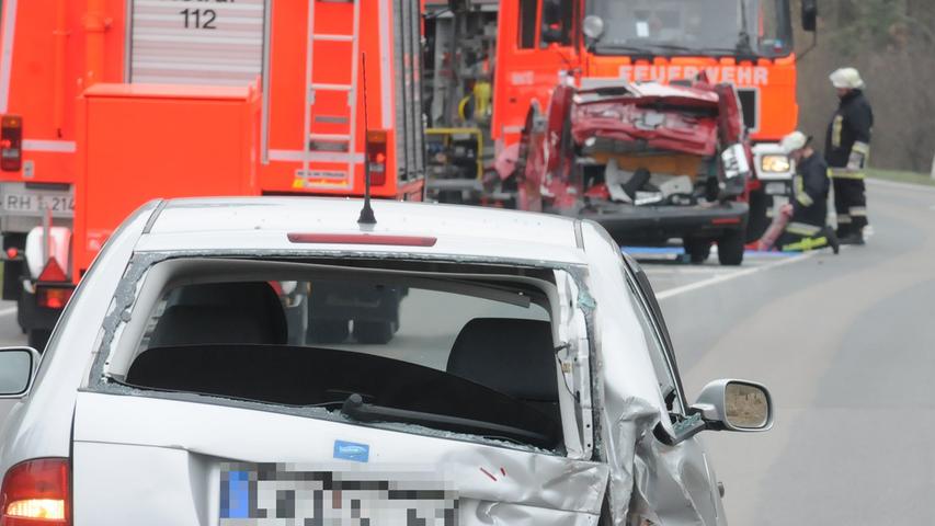Auffahrunfall mit Lkw: Fahrer eines VW-Kleinbus eingeklemmt