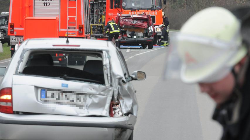 Auffahrunfall mit Lkw: Fahrer eines VW-Kleinbus eingeklemmt