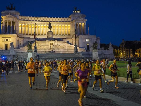 Nächtlicher Marathon vor imposanter Kulisse: Durch den "Corri Roma" bekommt die Szenerie um das Monumento Vittorio Emanuele II, vor dem normalerweise der Verkehr vorbeirollt, eine ganz eigene Dynamik.