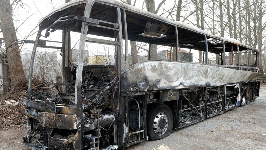 Die Überreste des ausgebrannten Omnibuses stehen derzeit in Tennenlohe. Am frühen Samstagmorgen war der Bus auf der Autobahn A3 bei Tennenlohe in Flammen aufgegangen. Fahrgäste waren nicht in dem Bus, Fahrer und Beifahrer konnten vor dem Inferno flüchten.