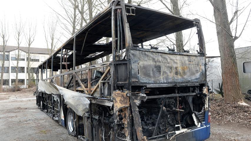 Nur noch ein Gerippe: Ausgebrannter Bus in Erlangen