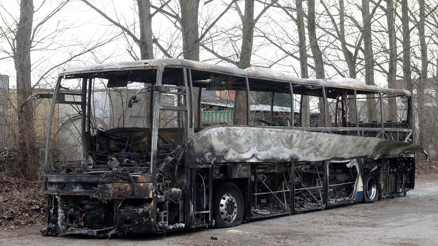 Nur noch ein Gerippe: Ausgebrannter Bus in Erlangen