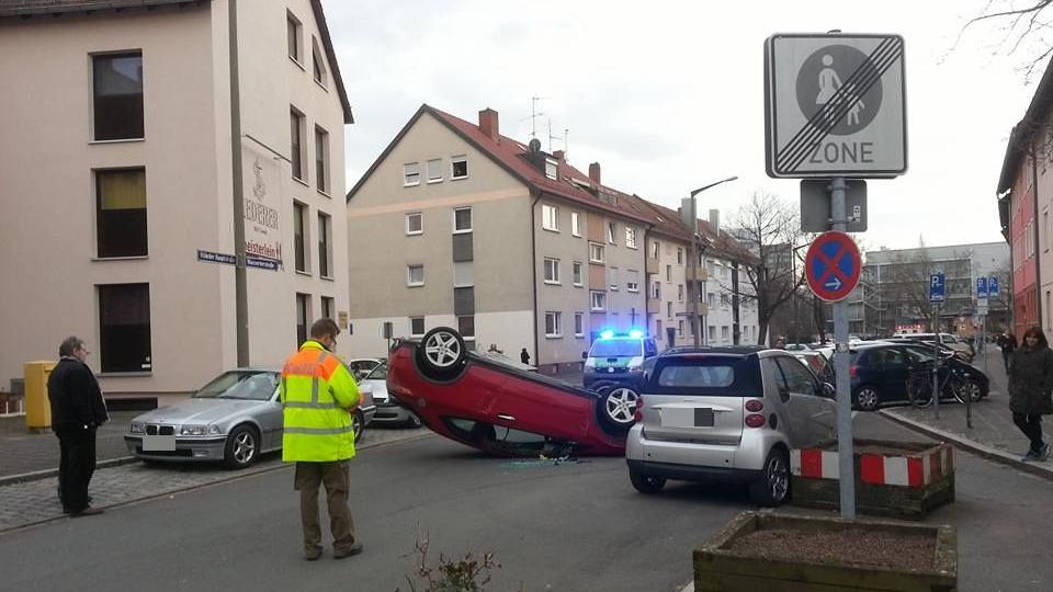 In der Wassertorstraße landete ein Auto auf dem Dach. Nach ersten Angaben verletzte sich der Fahrer leicht. In der Wassertorstraße landete ein Auto auf dem Dach. Nach ersten Angaben verletzte sich der Fahrer leicht.