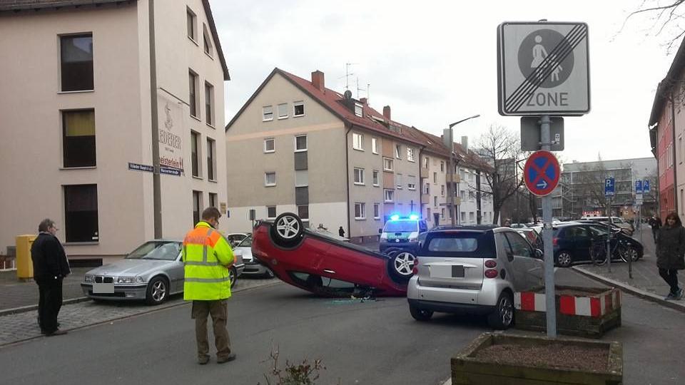 Auto landet in der 30er Zone auf dem Dach