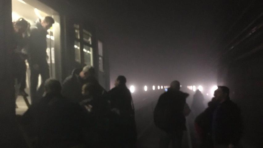 Bilder aus dem U-Bahntunnel zeigen, wie Überlebende durch die Dunkelheit in Richtung Ausgang straucheln.