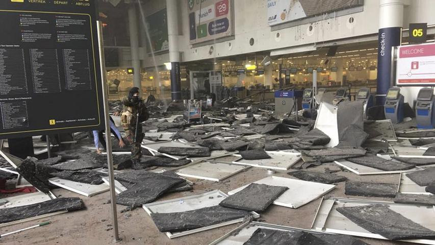 Im Flughafen bot sich ein Bild der Zerstörung. Teile der Decke kamen durch die Wucht der Explosion herunter.