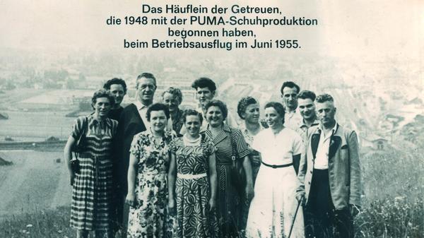 Die Mitarbeitenden der Dasslers mussten sich entscheiden, unter welchem der Brüder sie künftig weiterarbeiten wollten. Dieses Bild entstand 1955 bei einem Betriebsausflug der Gründungsmitglieder von Puma. Zu diesem Zeitpunkt hatte die Firma bereits den Schraubstollenschuh zur Marktreife gebracht.
