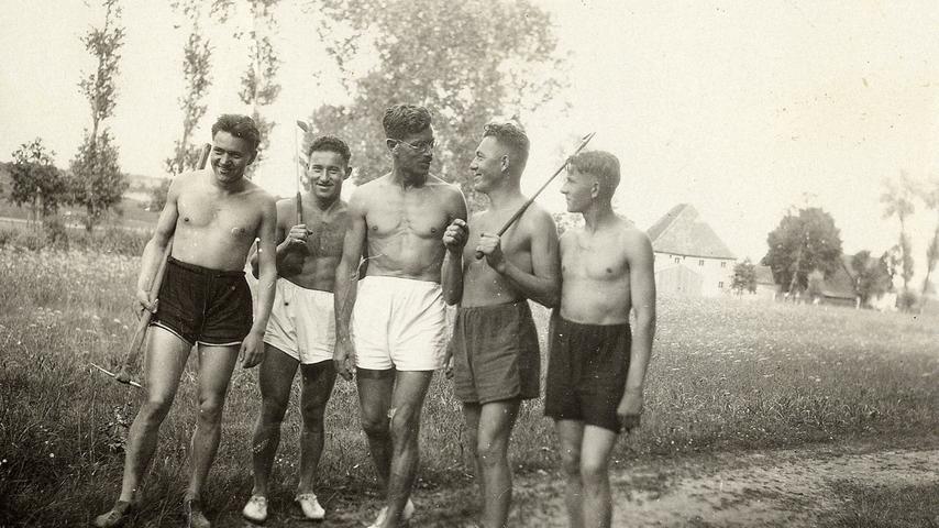 Der deutsche Leichtathlet Josef Waitzer stellte den Kontakt zu den US-amerikanischen Leichtathleten her, die den Brüdern bei der Olympiade 1936 zum Erfolg verhalfen. Die Freunde Adolf Dassler (2. von links), Josef Waitzer (Mitte) und Rudolf Dassler (2. von rechts) trafen sich gerne zum Sport, zum Beispiel zum Golfen.
