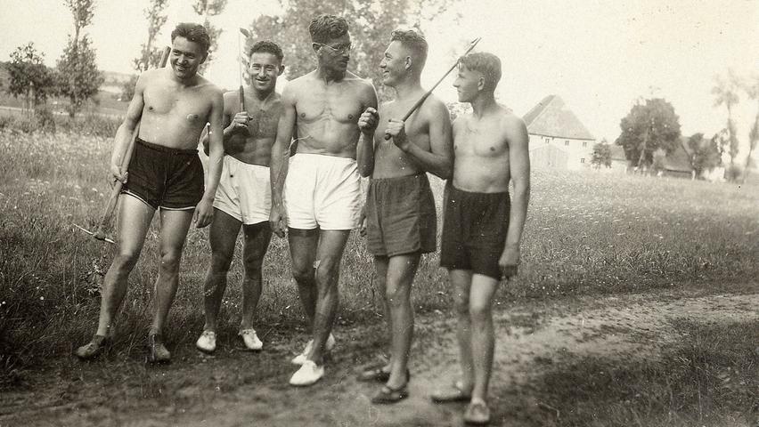 Der deutsche Leichtathlet Josef Waitzer stellte den Kontakt zu den US-amerikanischen Leichtathleten her, die den Brüdern bei der Olympia 1936 zum Erfolg verhalfen. Die Freunde Adolf Dassler (2. von links), Josef Waitzer (Mitte) und Rudolf Dassler (2. von rechts) trafen sich gerne zum Sport, zum Beispiel zum Golfen.