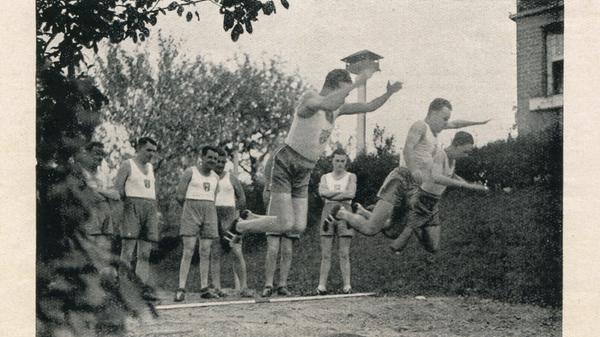 Beim Weitsprung aus dem Stand siegten im Jahr 1939 die beiden "Betriebsführer" (vorne). Die beiden waren fanatische Sportler und hatten ganz ursprünglich lediglich die Idee, Schuhe für ihren eigenen sportlichen Gebrauch herzustellen. Erst später entwickelte sich ihre Leidenschaft zu zwei Weltunternehmen.