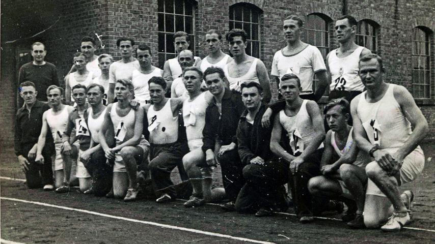 Bei den Herstellern von Sportschuhen ist naturgemäß auch Betriebssport hoch im Kurs - hier die Aufnahme einer Gruppe aus dem Jahr 1936.