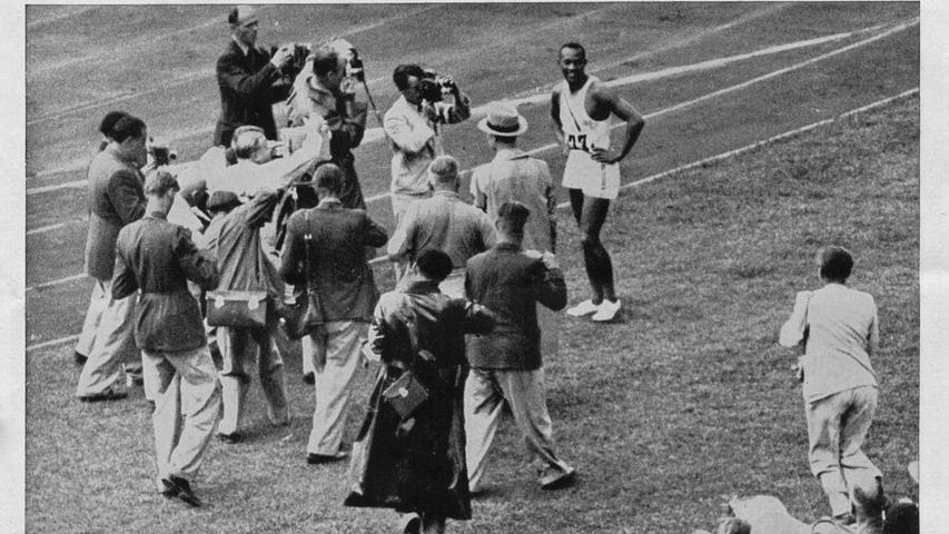 Darunter war auch der schwarze Leichtathlet Jesse Owens, der in Dassler-Schuhen vier Goldmedaillen gewann - sehr zum Ärger des Nazi-Regimes. Owens trug damals schon für ihn maßgefertigte Schuhe ganz in weiß. Die zwei Streifen, die sonst die gemeinsamen Dassler-Schuhe schmückten, wurden bei dieser Sonderanfertigung für den Superstar weggelassen.
