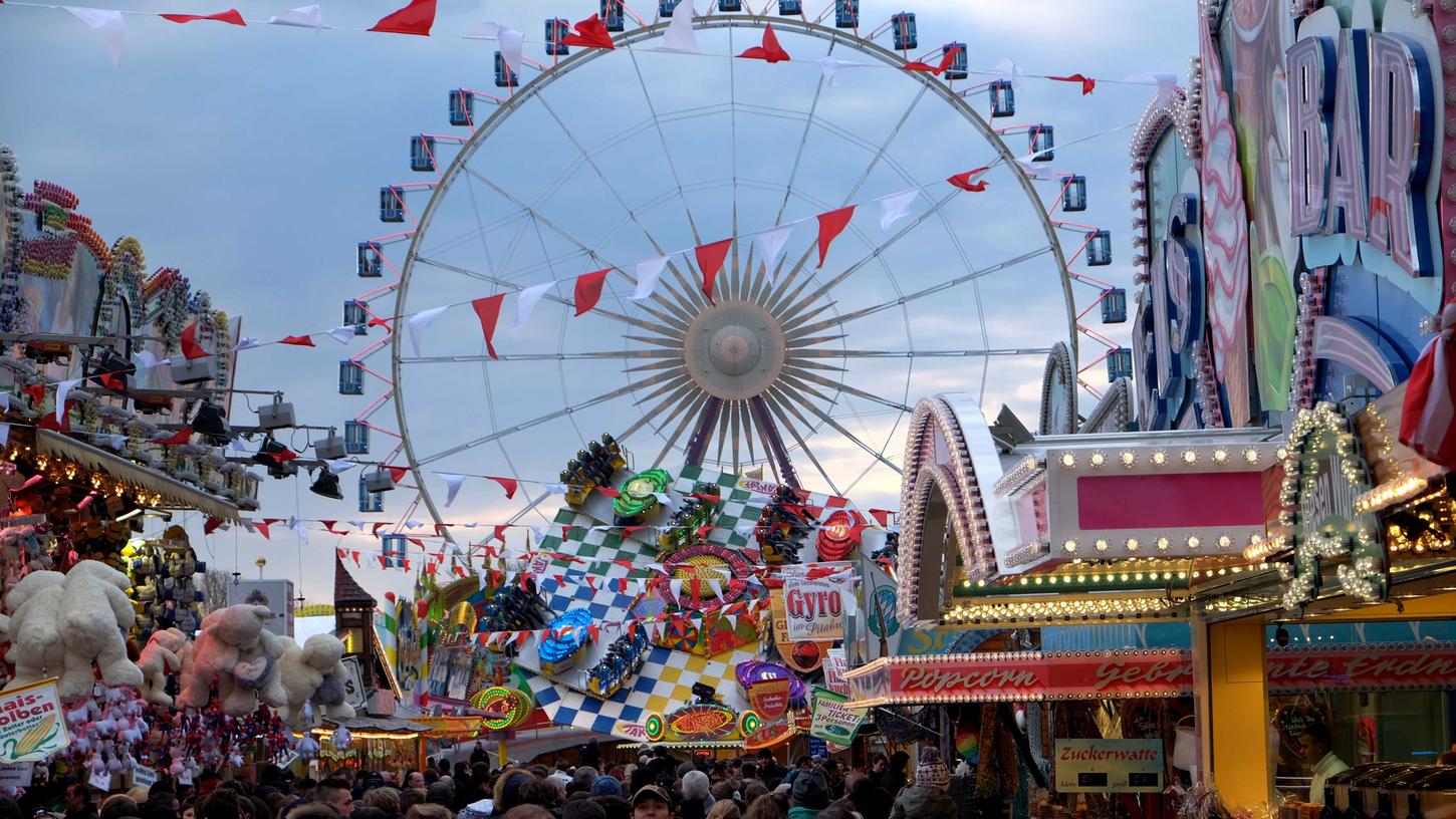 Auf zum Herbstvolksfest: Ab dem 23. August ziehen in Nürnberg wieder die Massen zum Festplatz am Dutzendteich.