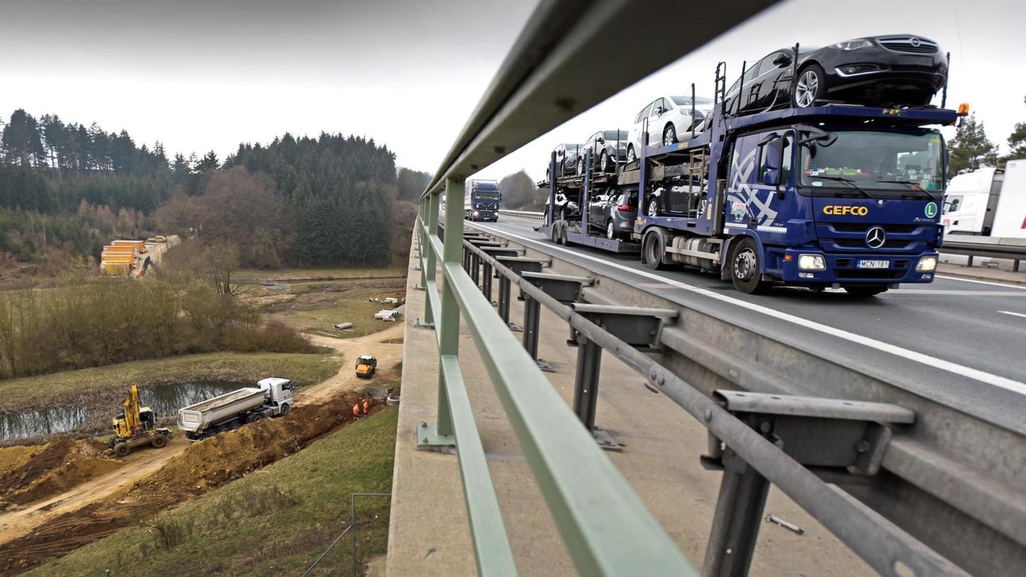 Über die Brücke rollen noch die Lastwagen, während 20 Meter darunter im Frauenbachtal schon die Erschließungsstraße für die Großbaustelle entsteht.