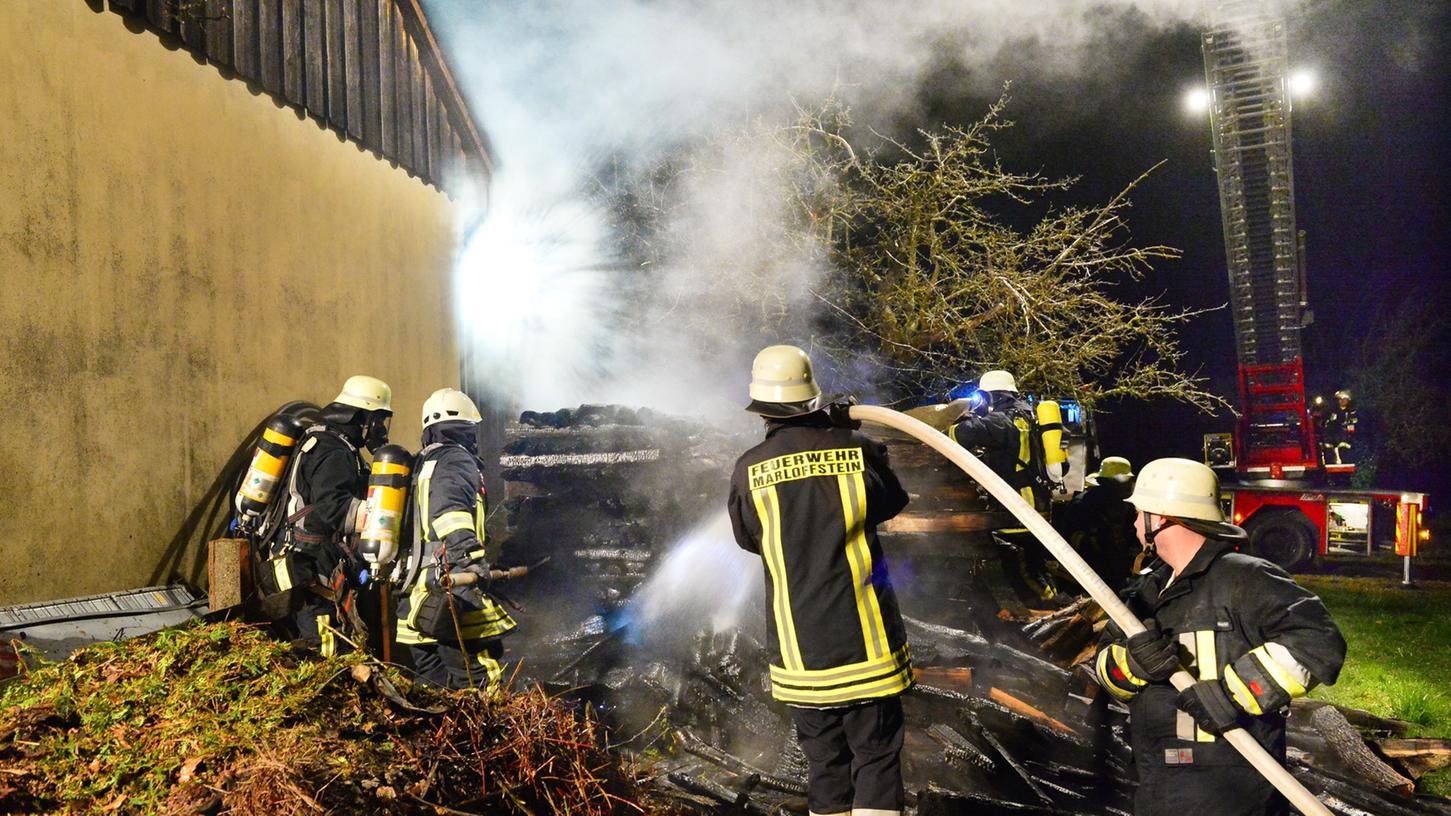 Alarm in Marloffstein: Nur durch schnelles Eingreifen der Feuerwehren konnten die Feuer schnell gelöscht und ein weiteres Übergreifen der Flammen verhindert werden.