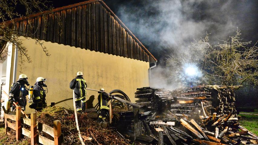 Feuer in Marloffstein: Zwei Holzstapel angezündet