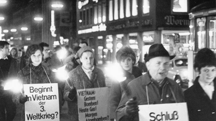 Teilnehmer der Kundgebung sorgten sich um die Zukunft. Hier geht es zum Artikel vom 28. März 1966: Protest gegen den Vietnam-Krieg