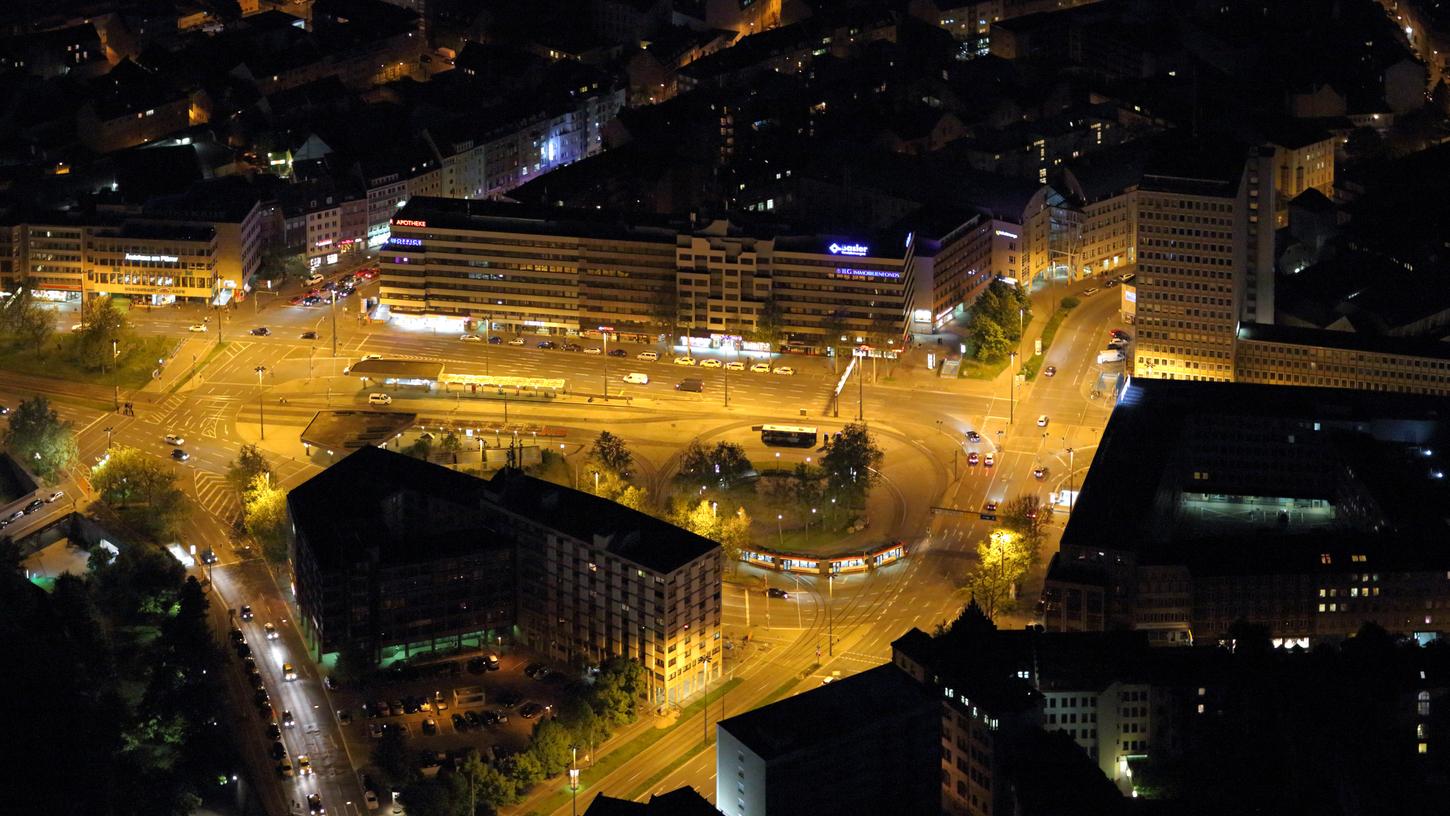 Der Plärrer ist eine der Hauptverkehrsachsen in Nürnberg.
Der Plärrer ist eine der Hauptverkehrsachsen in Nürnberg.