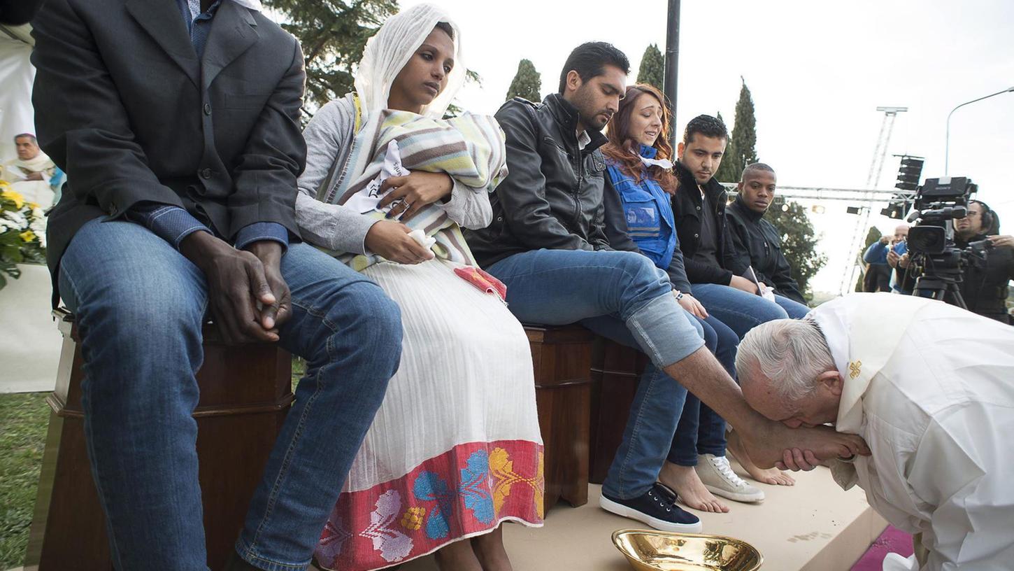 Der Papst wusch im Teil der Gründonnerstagsliturgie muslimischen Flüchtlingen die Füße.
