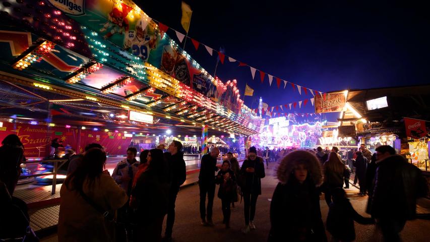 Riesenrad bei Nacht: Lichtermeer am Volksfestplatz 