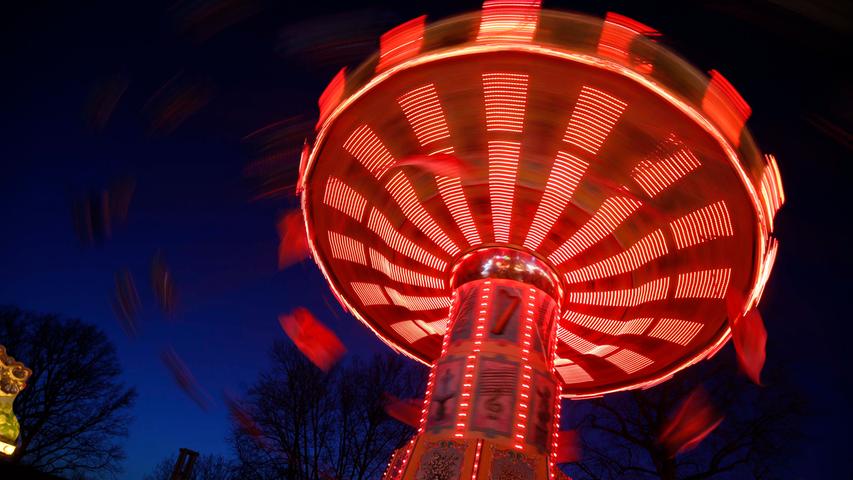 Riesenrad bei Nacht: Lichtermeer am Volksfestplatz 
