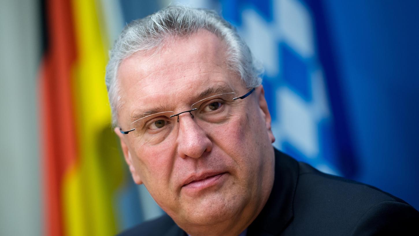 Der bayerische Innenminister Joachim Herrmann hält ein schärferes Vorgehen gegen die Angriffe auf Sicherheitskräfte für nötig. Der bayerische Innenminister Joachim Herrmann hält ein schärferes Vorgehen gegen die Angriffe auf Sicherheitskräfte für nötig.