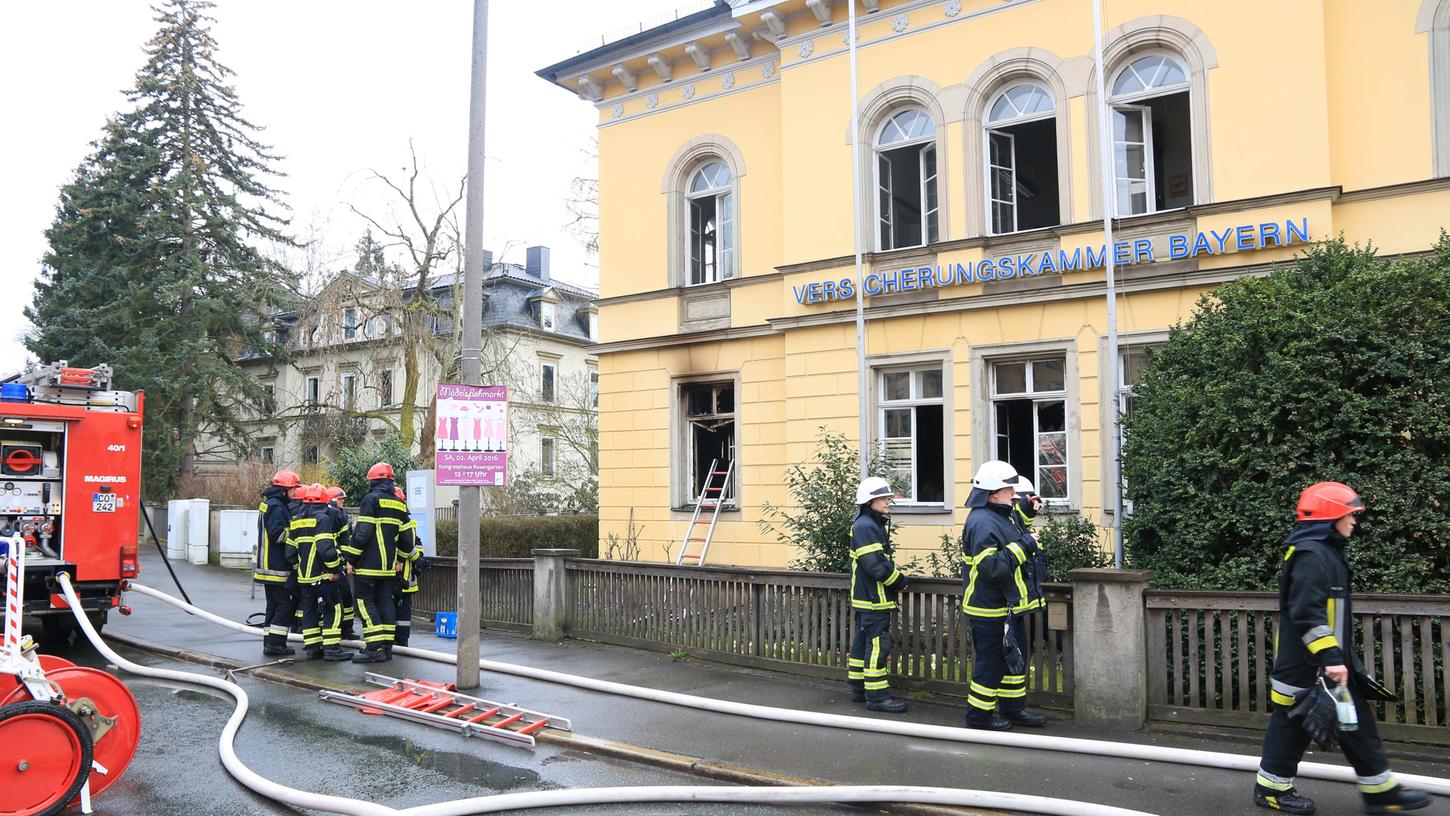 Die Ermittlungen zum Brand in einem Geschäftsgebäude der Coburger Innenstadt laufen.