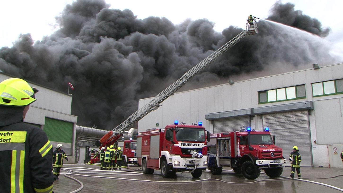 Feuerwehrmänner kämpfen gegen die Flammen auf dem Gelände bei Wiesenhof in Lohne.