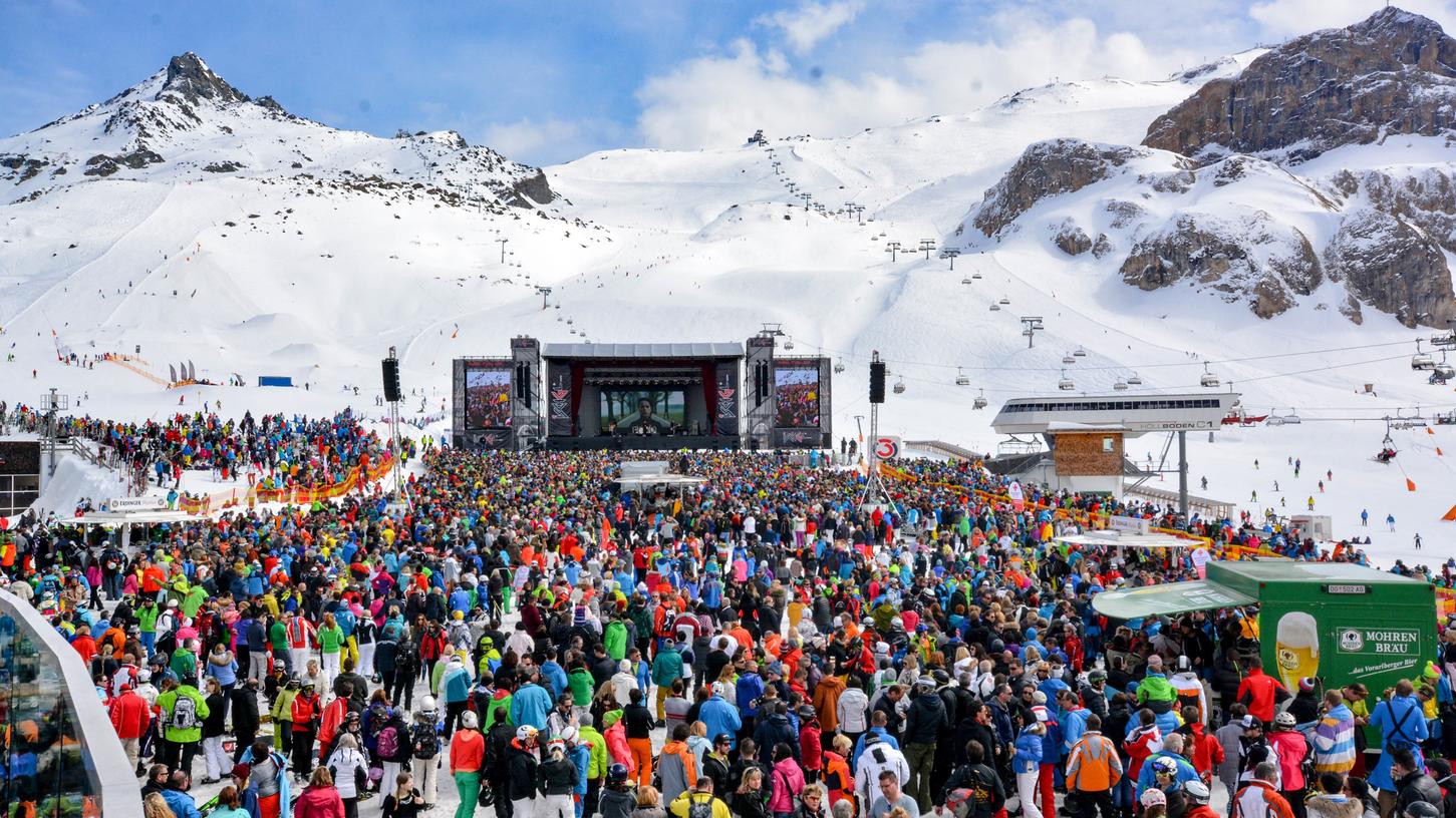 23.000 Fans, die vormittags noch Ski und Snowboard untergeschnallt hatten, genossen knapp zwei Stunden lang das Konzert der vier Musiker.