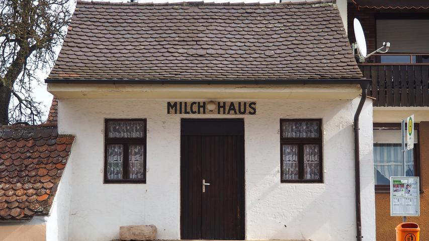 Auch historische Gebäude sind im Stadtteil zu finden, sei es das alte Milchhaus im Ortskern ...