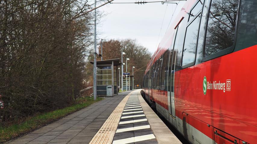 Seit 2010 verbindet die S-Bahn die Station mit dem Nürnberger Hauptbahnhof in nur 8 Minuten. Die zweite S-Bahn-Haltestelle Oberasbachs befindet sich im Bereich der Petershöhe, von dort aus gelangt man in 10 Minuten nach Nürnberg.