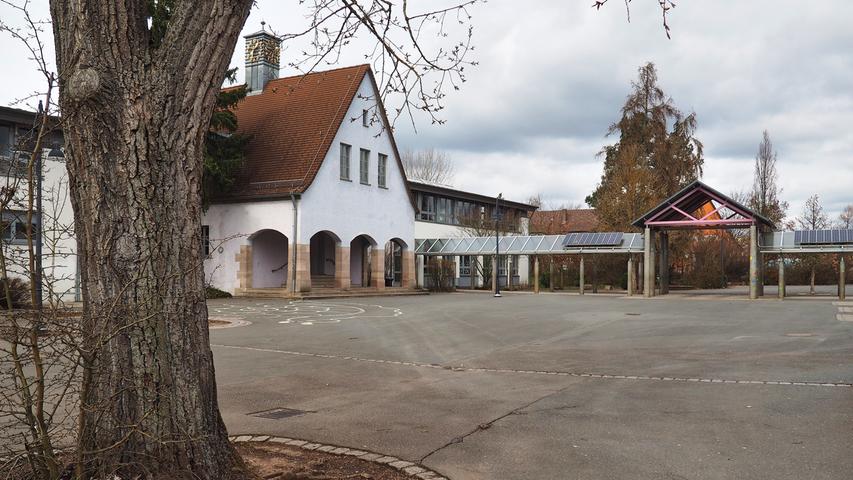 Über den Sportplatz des DJK Oberasbach erreicht man vom Rathaus schnell die Pestalozzi-Schule. Hier findet man neben einer Mittelschule eine von zwei Grundschulen im Stadtgebiet von Oberasbach.