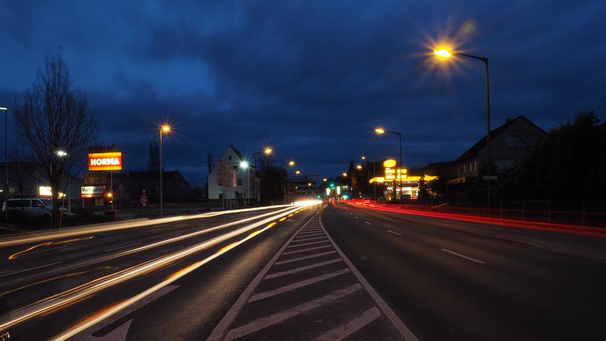 Im nördlich gelegenen Stadtteil Altenberg ist Oberasbach durch die Rothenburger Straße an die Stadtgebiete von Nürnberg und Fürth angebunden. Die Hauptverkehrsader ist dabei meist bis in die Abendstunden stark befahren.