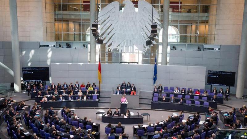 Der Deutsche Bundestag in Berlin: Ab dem ersten Juli erhalten die Abgeordneten 215 Euro mehr pro Monat.