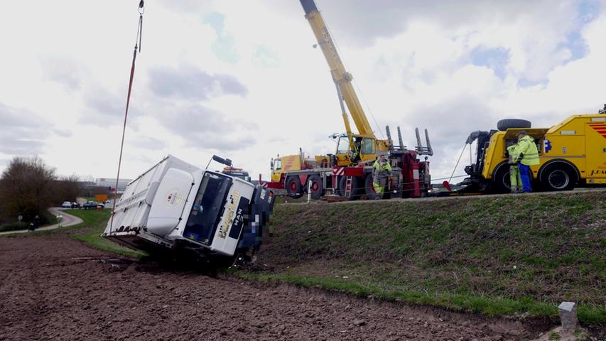 Im Graben neben der B470 endete die Fahrt eines Lastwagens, der nach Angaben des Fahrers von einer Windböe erfasst worden war.