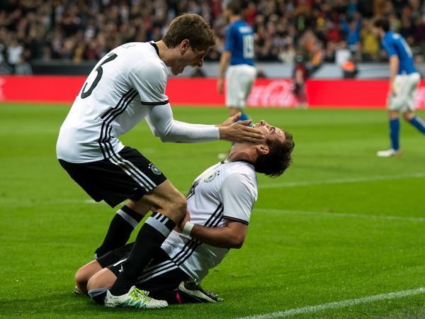 Deutschlands Torschütze Mario Götze (r) jubelt mit Thomas Müller über seinen Treffer zum 2:0.