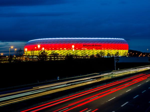 Die Allianz Arena leuchtete am Dienstagabend in den deutschen Nationalfarben Schwarz, Rot und Gold.