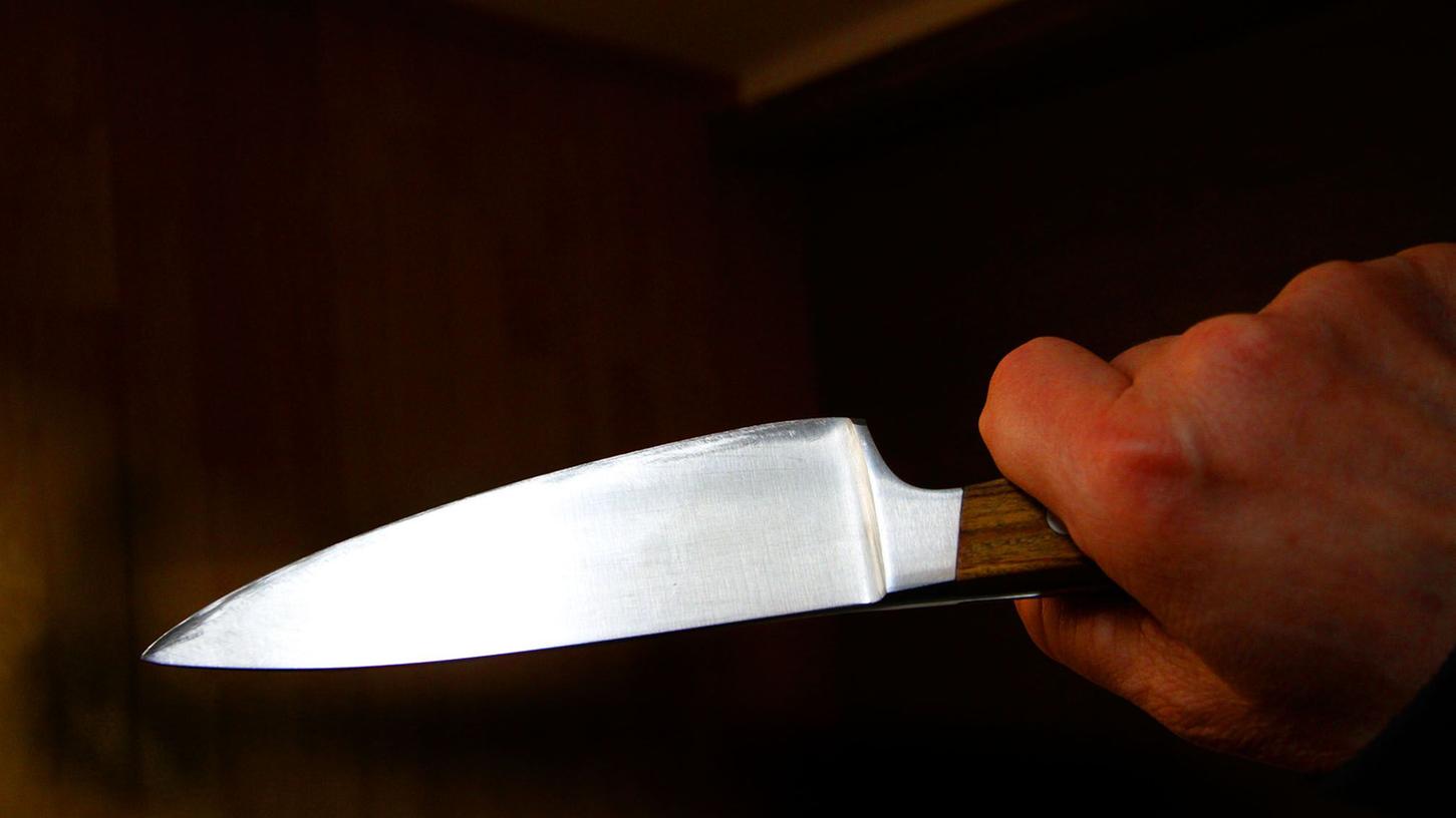 In einer Obdachlosenunterkunft in Gostenhof haben sich zwei Männer mit einem Messer attackiert.
