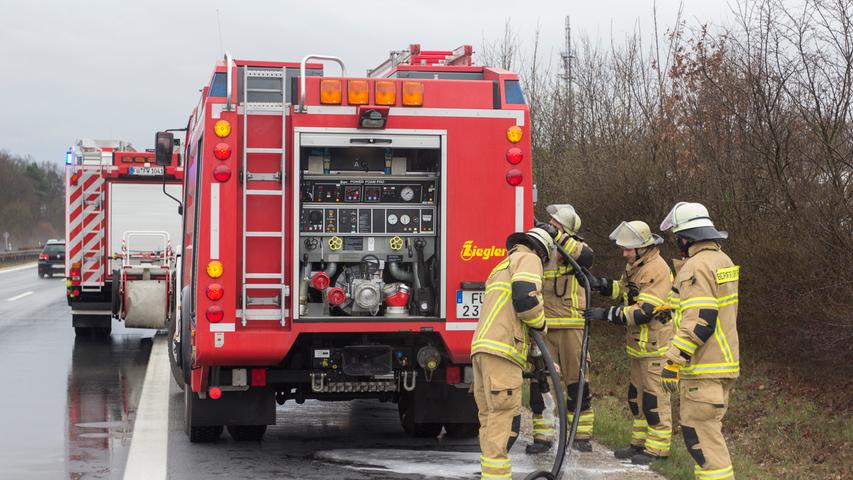 Totalschaden auf A73: Flammen im Motorraum zerstören Mercedes