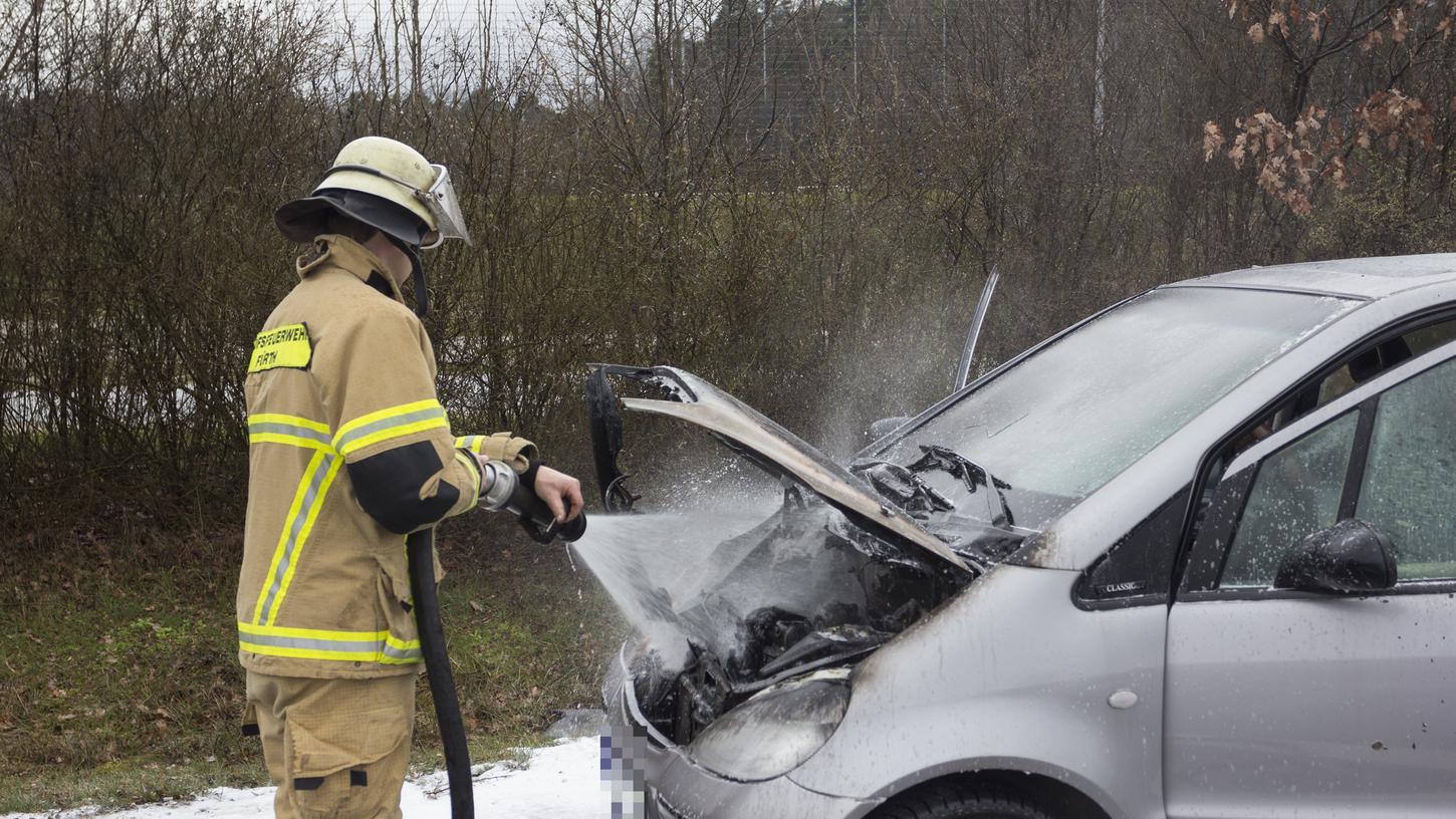 Als die Fürther Feuerwehr am Einsatzort eintraf, stand der Motorraum des Mercedes bereits komplett in Flammen.