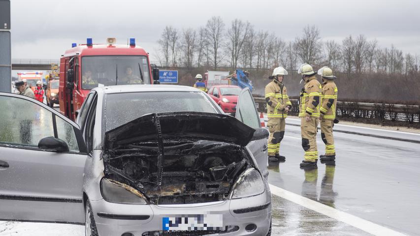 Totalschaden auf A73: Flammen im Motorraum zerstören Mercedes