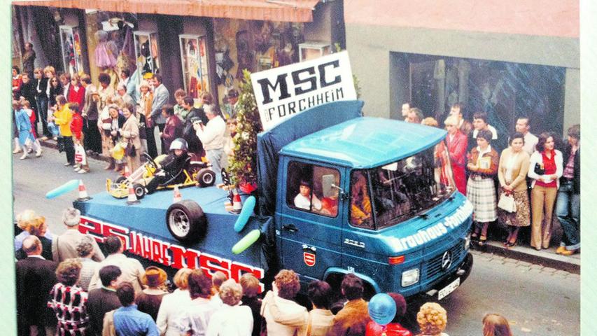 Traditionell nahmen die Motorsport-Asse des MSC Forchheim wie 1980 mit einem eigenen Wagen am Annafest-Umzug teil.