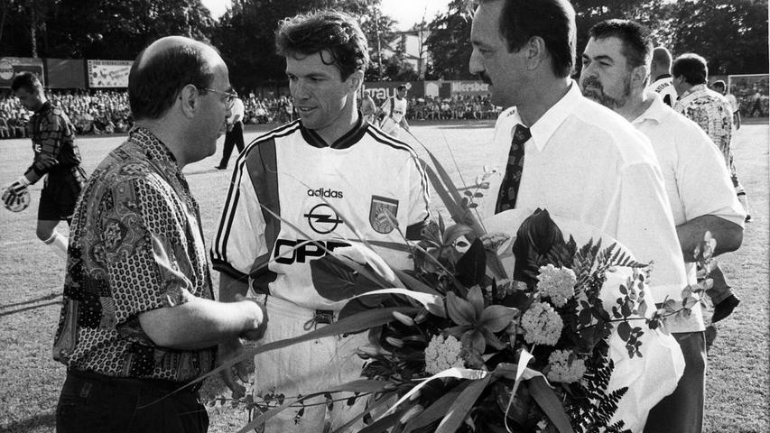 1996 kommt der FC Bayern München zum Freundschaftsspiel nach Forchheim, Stumpf übergibt Lothar Matthäus (Mitte) einen Blumenstrauß.