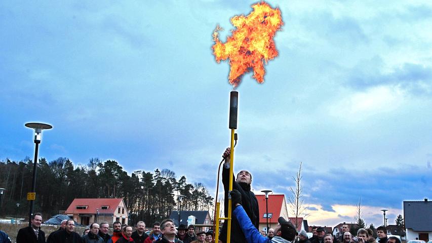 Nicht das Olympische Feuer, aber die Eröffnung der Erdgasleitung im Kersbacher Baugebiet Pfandlohe 2006.