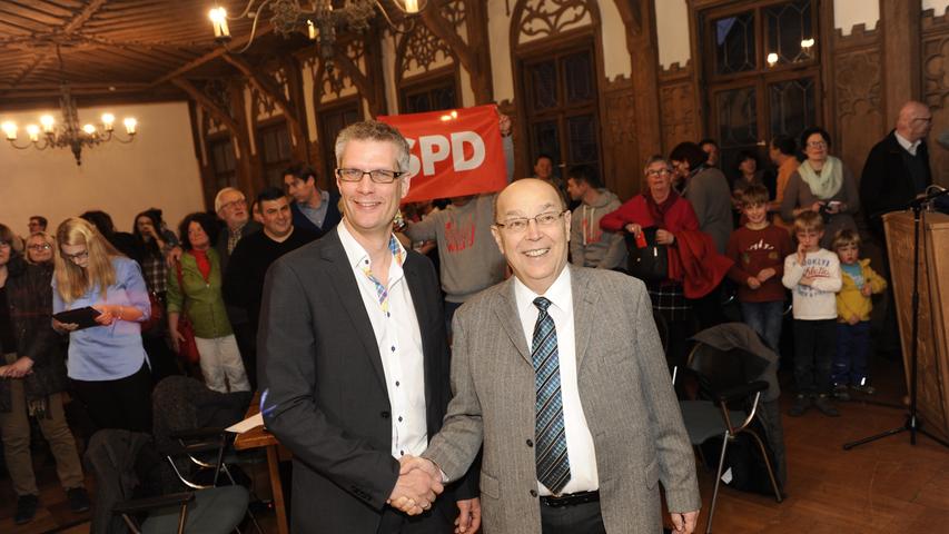 Nach der Stichwahl 2016: Stumpf gratuliert seinem Nachfolger Uwe Kirschstein. Auch er hatte den Wechsel in der Politik zum Thema gemacht.