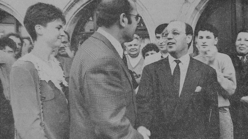 Der unterlegene CSU-Kandidat Eduard Nöth gratuliert Stumpf 1990 zum Wahlsieg. Der war als Außenseiter ins Rennen gegangen und hatte seine Unbefangenheit von kommunalpolitischen Zwängen betont.