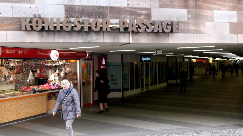 Die Königstorpassage ist das Tor zur Stadt. Sie ist Umsteigeplatz für viele Menschen und Umschlagplatz für viele Drogen. Durch sie gelangen die meisten Reisenden zum Hauptbahnhof oder in die Stadt. Ein vertrauter Ort, der auf diesem Bild wirkt wie ein dunkler Schlund in den Untergrund.